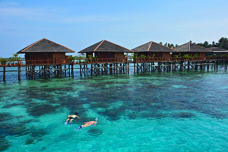 生活在马来西亚马布岛海中的浮潜游客