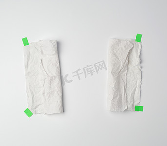 粘着摄影照片_用绿纸粘着的皱巴巴的脏白纸巾