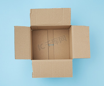 箱纸板摄影照片_用于包装和运输的开放方形空纸板棕色盒