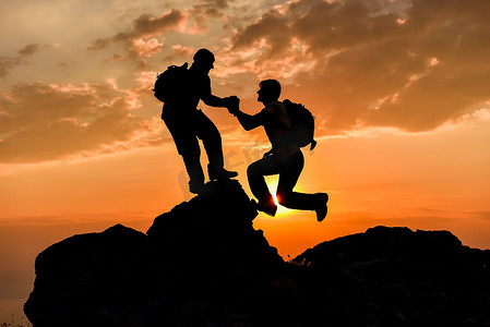 攀岩绳；团体攀登的成功。友好和爱的概念。登山者的帮助、支持和兴趣