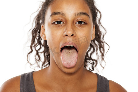 美丽的黑皮肤女孩张开嘴巴伸出舌头