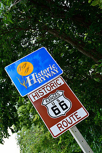 历史悠久的 66 号公路路标。
