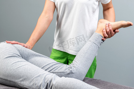 治疗师操纵女性腿部的细节。