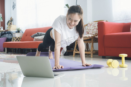 适合做瑜伽平板支撑和观看在线教程的女性。