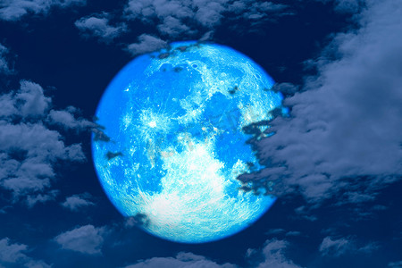 满月摄影照片_超级满月在夜空背侧影云