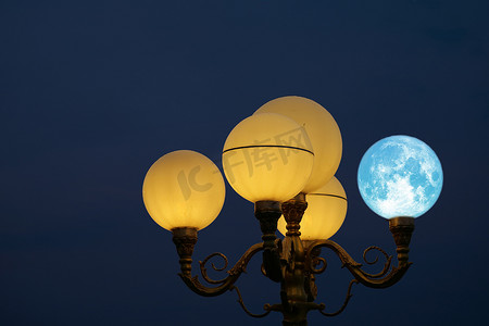 超级蓝月亮回到夜空中的灯杆上