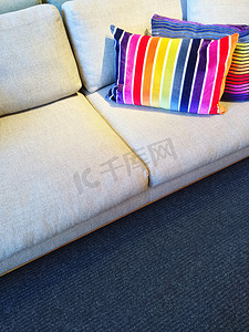 有明亮的彩虹镶边坐垫的沙发
