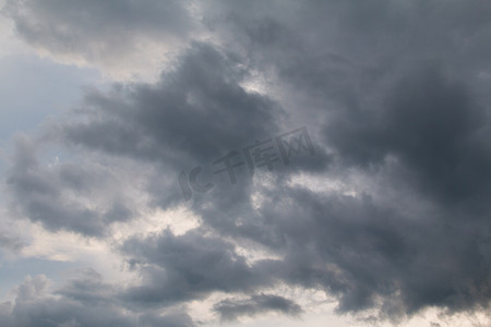 雨前阴暗的天空