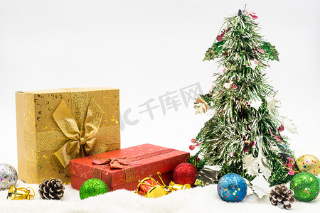 有圣诞节装饰的礼物盒在白色背景。
