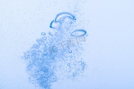 浅蓝白色背景摄影照片_浅蓝色气泡和水白色背景