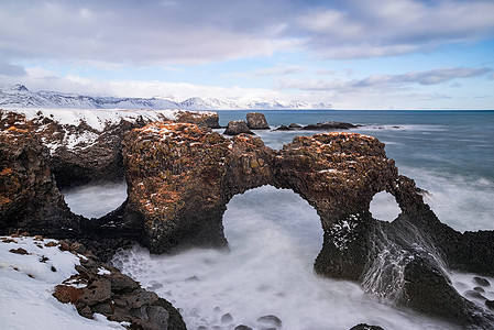 阿尔纳斯塔皮摄影照片_冰岛 Arnarstapi 的 Gatklettur 拱门