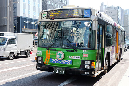 日本东京-2016 年 3 月 29 日：2016 年 3 月 29 日在日本东京的 Shin-Ohashi-dori 街的通勤巴士