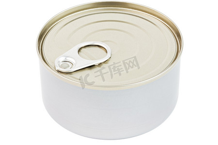 封闭的锡罐，带拉环开盖器，隔离在白色背景上