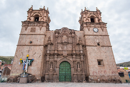 在普诺，秘鲁的圣查尔斯博罗梅奥大教堂的视图。