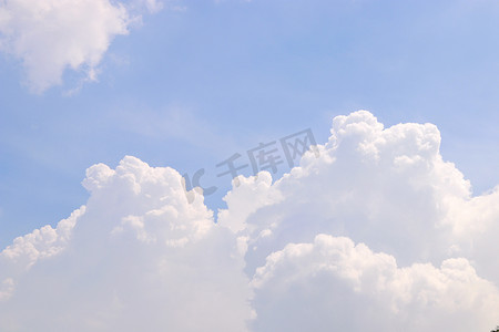 天空，蓝天软云与蓬松的云大，天蓝色云背景，云景观天空清晰