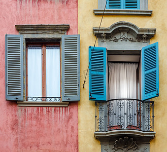 莫辛纳甘狙击枪摄影照片_有五颜六色的墙壁、窗口和阳台的意大利房子