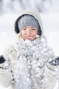 玩雪摄影照片_女孩在冬天玩雪。