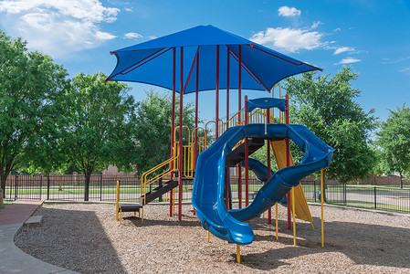 德克萨斯州达拉斯附近带彩色结构设备的社区游乐场