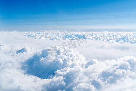 蓝色的天际线和云景，飞机窗外的景色
