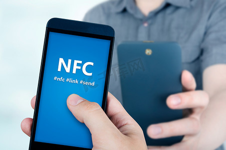 商业活动照片摄影照片_手持带 NFC 技术的智能手机-近场通信