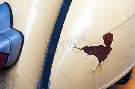 vespa摄影照片_背上的旧大黄蜂轮