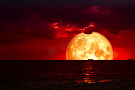 夜海半血月背影红云