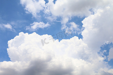 天空，天空云层清澈，蓬松的云朵在天空中美丽大