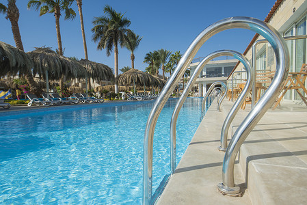 豪华热带酒店度假村的大型游泳池