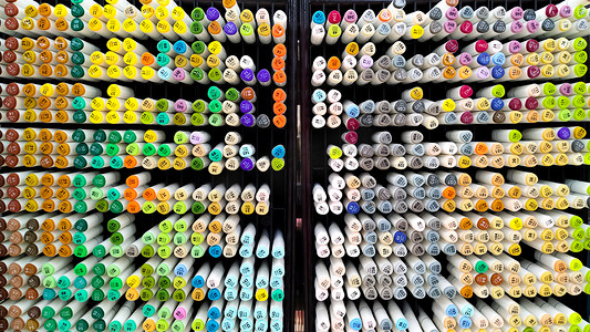 文具店货架上色彩缤纷的绘图笔