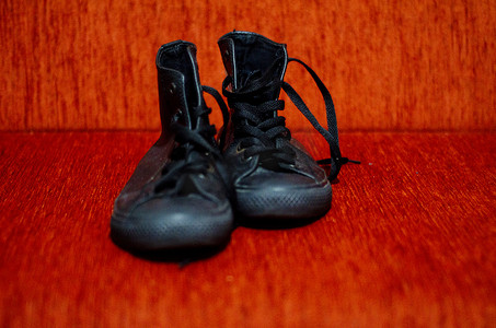复古靴子摄影照片_旧黑皮时尚鞋，复古，时尚