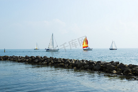 与风船的海景以蓝天为背景。