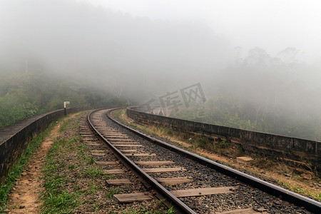 斯里兰卡德摩达拉雾中的铁轨