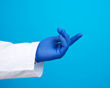 医生的手戴着一只蓝色的无菌橡胶手套，手里拿着