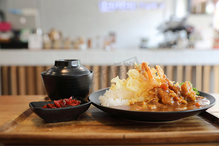 日本料理水彩摄影照片_日本咖喱饭配炸虾天妇罗日本料理