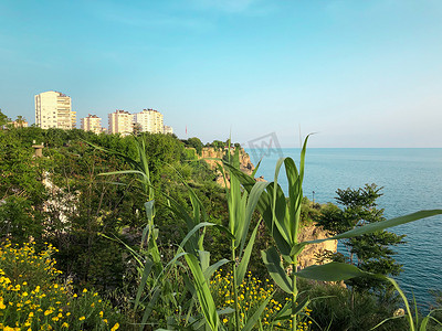 A的美丽建筑、绿色岩石和地中海海景