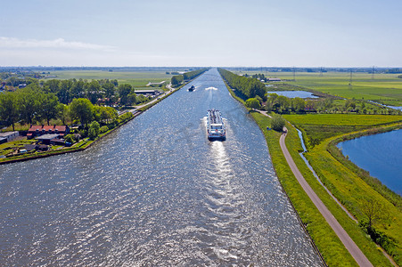 阿姆斯特丹附近阿姆斯特丹莱茵运河上的货轮航拍