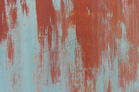 红漆墙壁纹理上的旧风化蓝锈。
