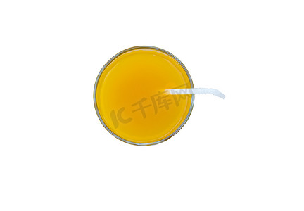 夏日饮品 — 鲜榨橙汁放在带吸管的玻璃杯中，顶视图，隔离在白色背景中，带有剪裁、极简主义风格