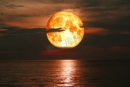 云鱼摄影照片_超级玫瑰血月背面剪影云红色天空海上
