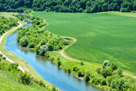 河流和绿色麦田景观