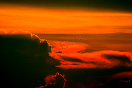 日落橙色云背在黑暗的剪影天空和红色火焰 cl