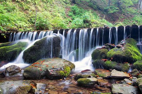 小溪场景摄影照片_美丽的瀑布场景，乌克兰喀尔巴阡山脉的石盆瀑布