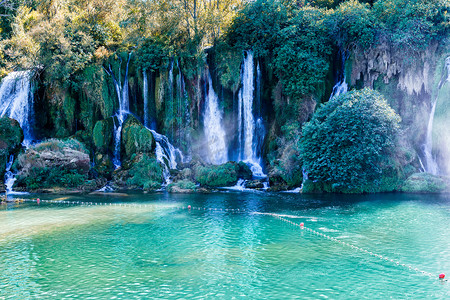 波斯尼亚和黑塞哥维那的 Kravice 瀑布，水柱从 25 米高处落下
