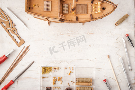 模型船摄影照片_从树上的模型船在一张白色的桌子上
