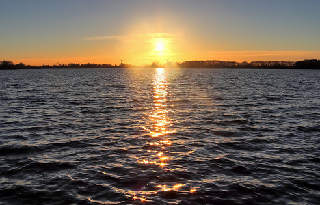 黄橙相间的湖边美丽而浪漫的夕阳