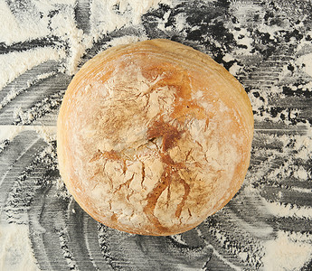 京东大促标签摄影照片_圆形烤面包和白色小麦粉散落在黑色标签上