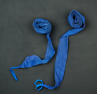 弹性压缩摄影照片_用于包裹手的蓝色纺织绷带