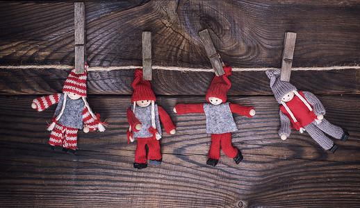 穿冬衣的木娃娃挂在绳子上
