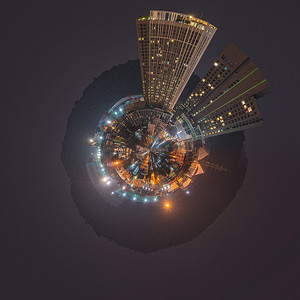 空中 360 度全景的小城市概念在夜间的鸟瞰图