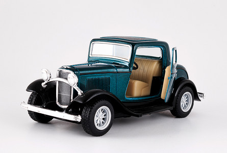 古色古香的模型汽车玩具，孤立在白色背景上的深绿色玩具汽车模型。